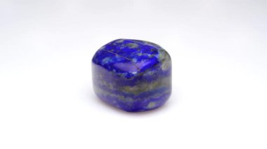Dönen masanın beyaz zemininde doğal lazuli lapis değerli taş.