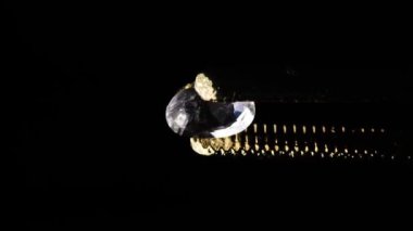 Sehpanın üzerinde cımbızla doğal morganit mücevheri