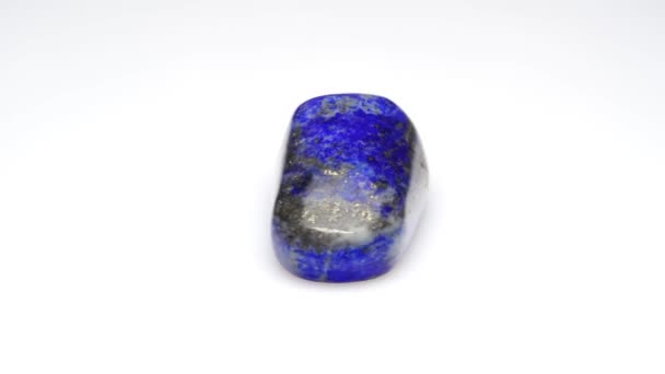 Natuurlijke Lazuli Lapis Edelsteen Witte Achtergrond Draaitafel — Stockvideo