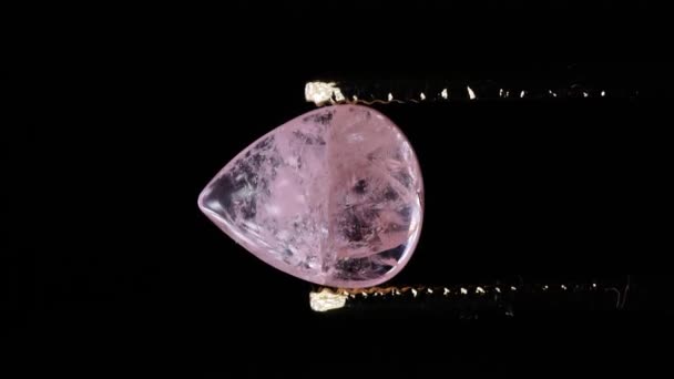 Природний Камінь Морганіту Пінцеті Обертовому Столі — стокове відео