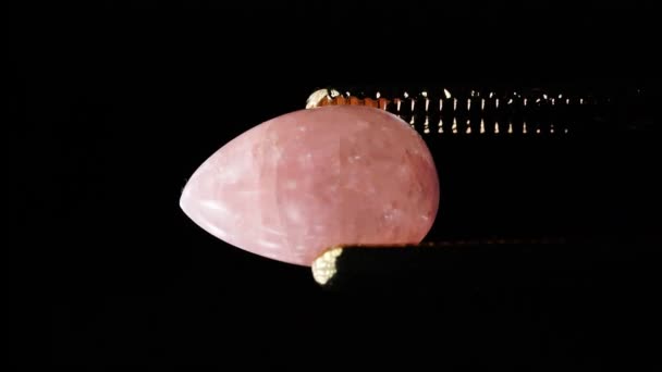 Φυσικό Morganite Πολύτιμος Λίθος Tweezer Στο Τραπέζι Στροφής — Αρχείο Βίντεο