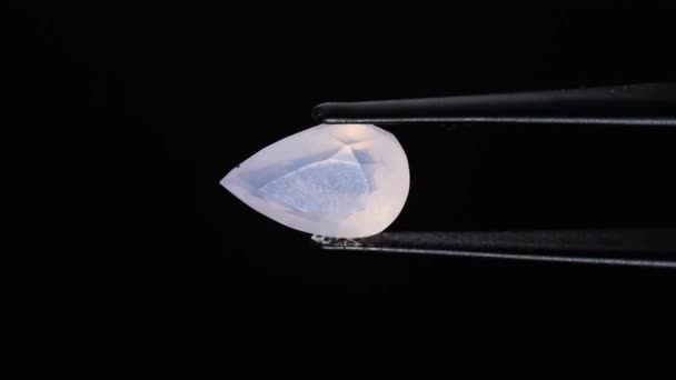 Φυσικό Opal Gemstone Στο Tweezer Στο Παρασκήνιο — Αρχείο Βίντεο