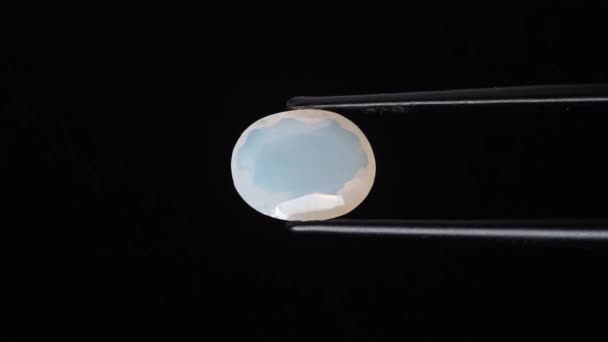 Naturalny Opal Gemstone Pęsetę Tle — Wideo stockowe