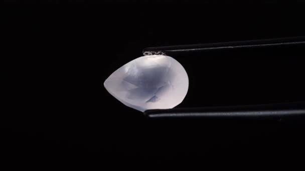 Φυσικό Opal Gemstone Στο Tweezer Στο Παρασκήνιο — Αρχείο Βίντεο
