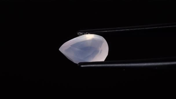 Arka Plandaki Cımbızda Doğal Opal Değerli Taş — Stok video