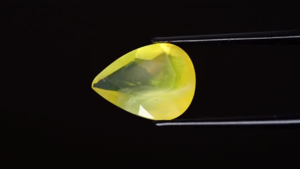 Natürlicher Opaler Edelstein Der Pinzette Auf Dem Hintergrund — Stockvideo