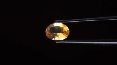 Arka plandaki cımbızda doğal opal değerli taş