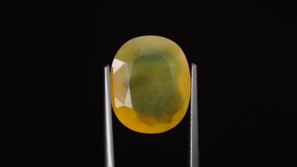 Naturalny Opal Gemstone Pęsetę Tle — Wideo stockowe
