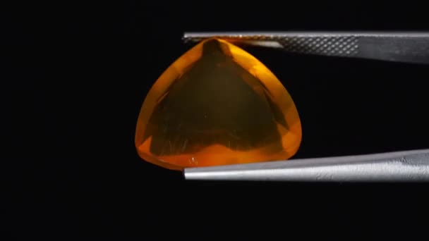 Натуральний Опал Камінь Пінцеті Фоні — стокове відео