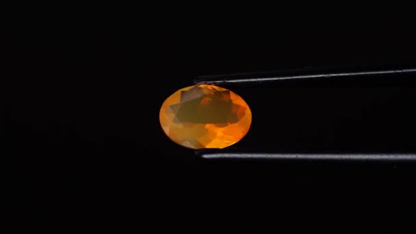 Naturalny Opal Gemstone Pęsetę Tle — Wideo stockowe