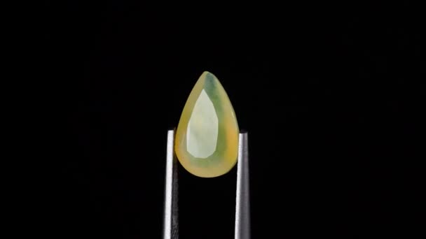 Naturalny Opal Gemstone Pęsetę Tle — Wideo stockowe