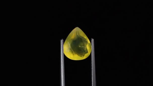 Φυσικό Opal Gemstone Στο Tweezer Στο Παρασκήνιο — Αρχείο Βίντεο