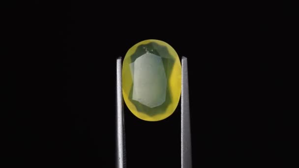 Φυσικό Opal Gemstone Στο Tweezer Στο Παρασκήνιο — Αρχείο Βίντεο