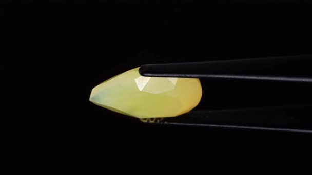 Naturalny Opal Gemstone Pęsetę Tle — Wideo stockowe