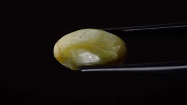 Naturalny Zielony Opal Gemstone Pęsetę Tle — Wideo stockowe
