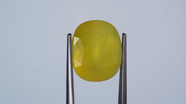 Φυσικό Κίτρινο Φωτιά Opal Πολύτιμος Λίθος Στο Tweezer Στο Παρασκήνιο — Αρχείο Βίντεο