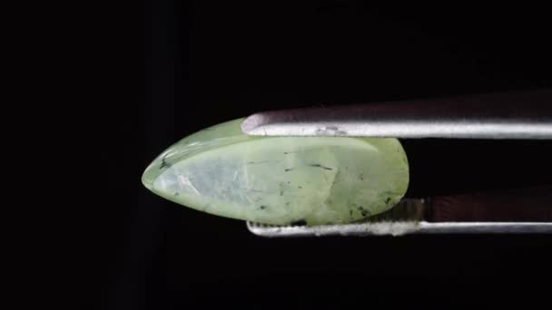 Φυσικό Πράσινο Cernite Πολύτιμος Λίθος Στο Tweezer Στο Παρασκήνιο — Αρχείο Βίντεο