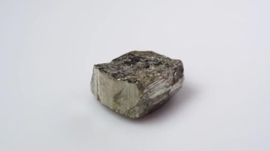 Beyaz dönüm tablosunda doğal gümüş yakut taşı var.