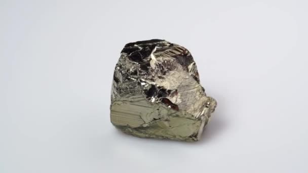 白色转盘上的天然黄铁矿宝石 — 图库视频影像