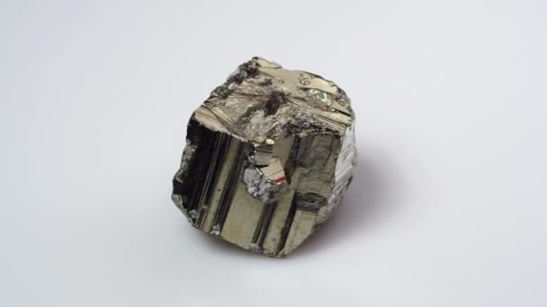 Natürlicher Silberpyrit Edelstein Auf Dem Weißen Wendetisch — Stockvideo