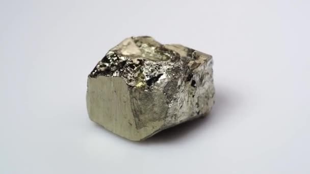 白色转盘上的天然黄铁矿宝石 — 图库视频影像