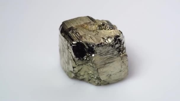 Pierre Gemme Pyrite Argent Naturel Sur Table Tournante Blanche — Video