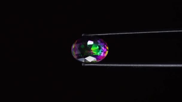 Pietra Preziosa Quarzo Arcobaleno Naturale Nella Pinzetta Sul Tavolo Girevole — Video Stock