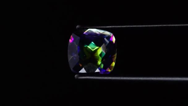 回転テーブルのツイーザーにある天然の虹水晶の宝石 — ストック動画