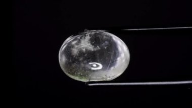 Dönen masanın üzerinde cımbızla doğal yosun kuvars taşı