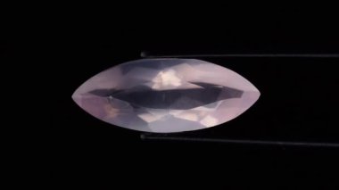 Beyaz döndürme masasında doğal gül kuvars taşı