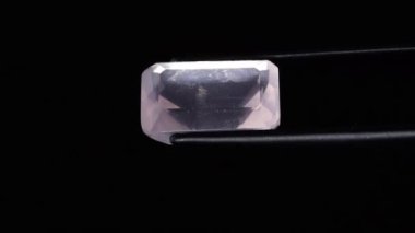 Beyaz döndürme masasında doğal gül kuvars taşı