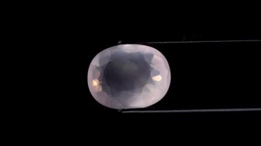 Beyaz döndürme masasında doğal gül kuvars taşı