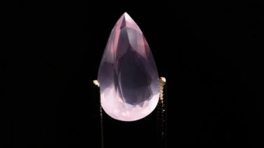 Beyaz döndürme masasında doğal gül kuvars taşı