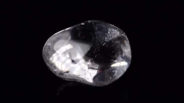 Pierre Gemme Quartz Blanc Naturel Sur Table Tournante — Video