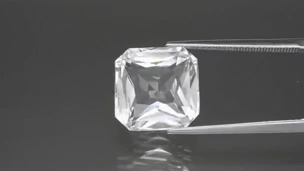 回転テーブルの天然の白い石英の宝石 — ストック動画