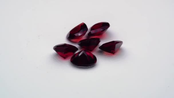 Pierre Naturelle Rhodolite Rouge Sur Table Tournante — Video