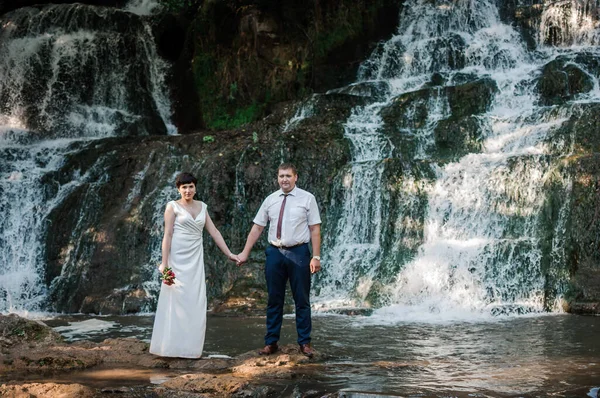 Noiva Noivo Estão Fundo Uma Cachoeira — Fotografia de Stock