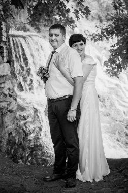 Şelalenin arka planında yeni evliler