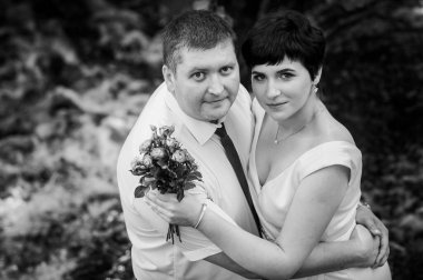 Şelalenin arka planında yeni evliler