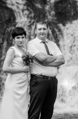 Şelalenin arka planında yeni evliler