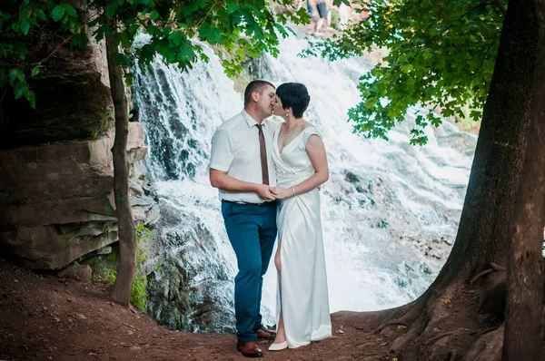 Frischvermählte Auf Dem Hintergrund Eines Wasserfalls — Stockfoto