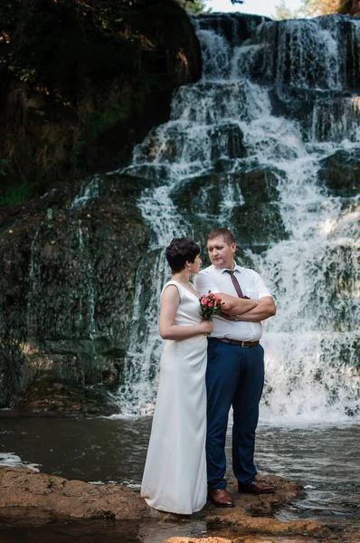 Recém Casados Fundo Uma Cachoeira — Fotografia de Stock