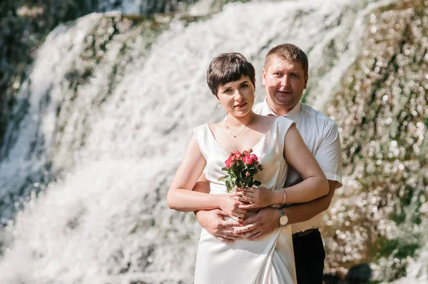 Novomanželé Pozadí Vodopádu — Stock fotografie