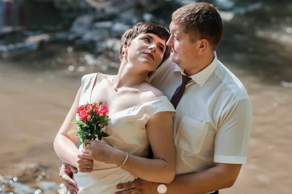 Recém Casados Fundo Uma Cachoeira — Fotografia de Stock