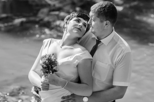 Recém Casados Fundo Uma Cachoeira — Fotografia de Stock