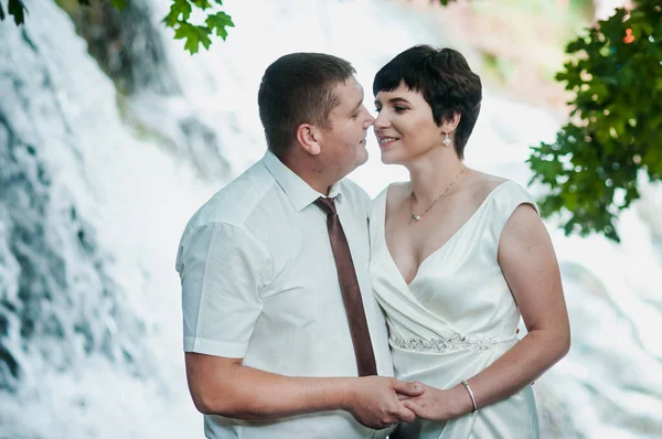 Recém Casados Fundo Uma Cachoeira — Fotografia de Stock