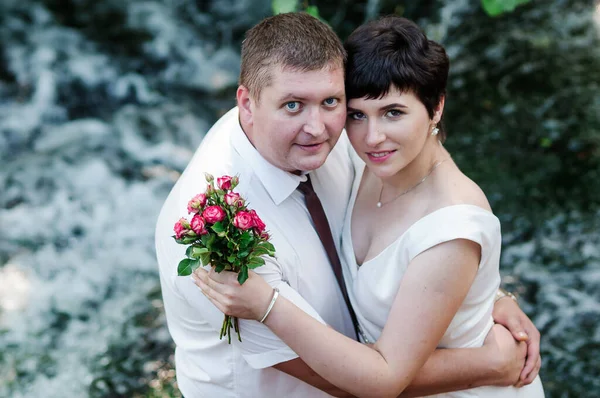 Recém Casados Fundo Uma Cachoeira — Fotografia de Stock