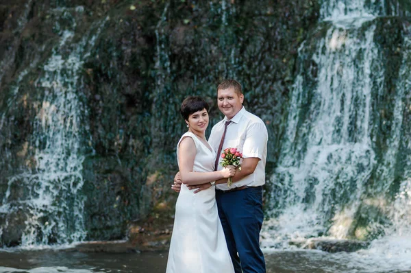 Recém Casados Fundo Uma Cachoeira — Fotografia de Stock