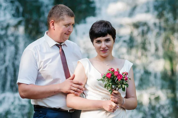 Recém Casados Fundo Uma Cachoeira — Fotografia de Stock