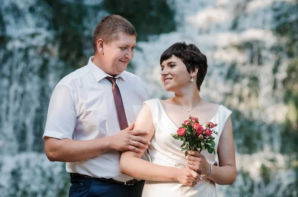 Recém Casados Fundo Uma Cachoeira — Fotografia de Stock